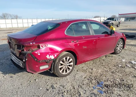 2018 Toyota Camry Le z USA, uszkodzony, nr VIN 4T1B11HK9JU576712